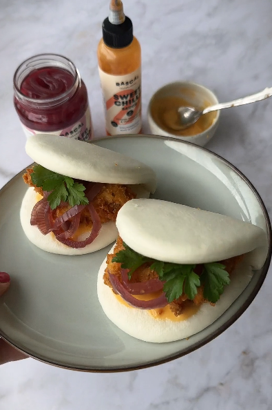 Bao Buns met Sticky Pulled Chicken