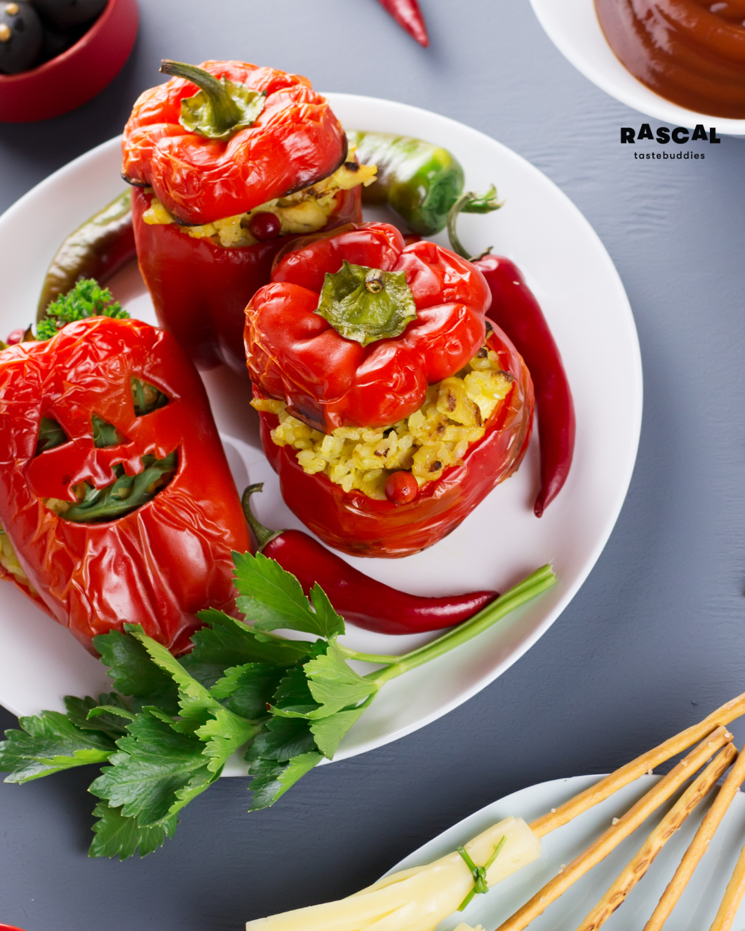 Gevulde paprika's met kruidige rijst, kip & Classic Chilli Sauce