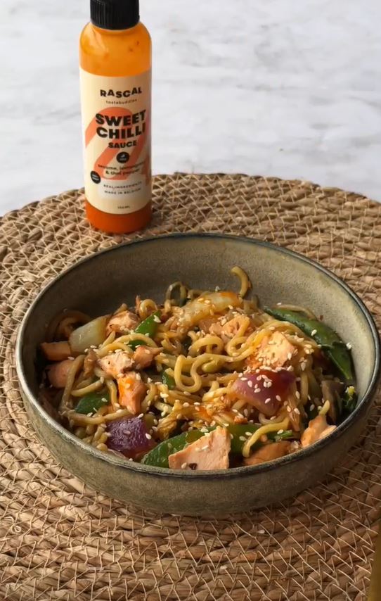 Wokschotel met noedels, groenten en zalm (Aziatisch geïnspireerd)