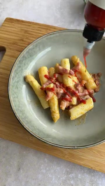Asperges carbonara met spekjes en Rascal Classic Chilli Sauce