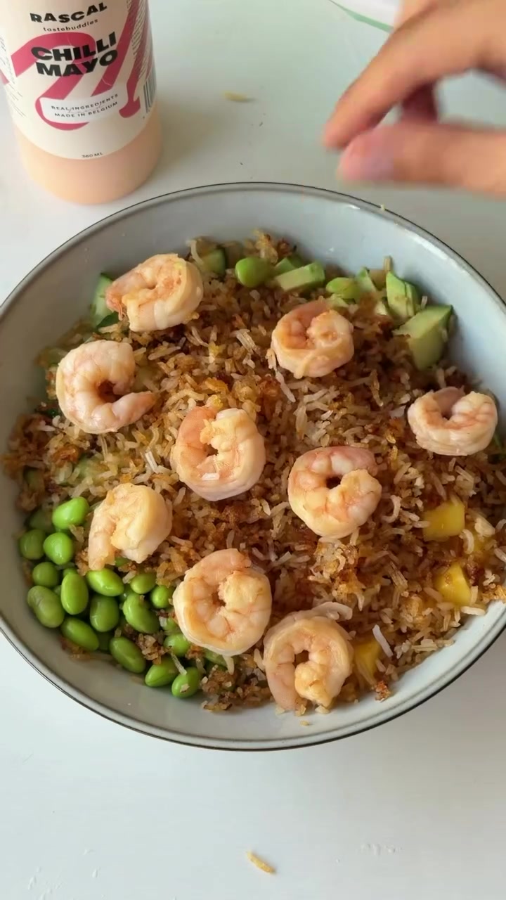 Crispy Rice Salad met scampi, mango, avocado en Rascal Chilli Mayo