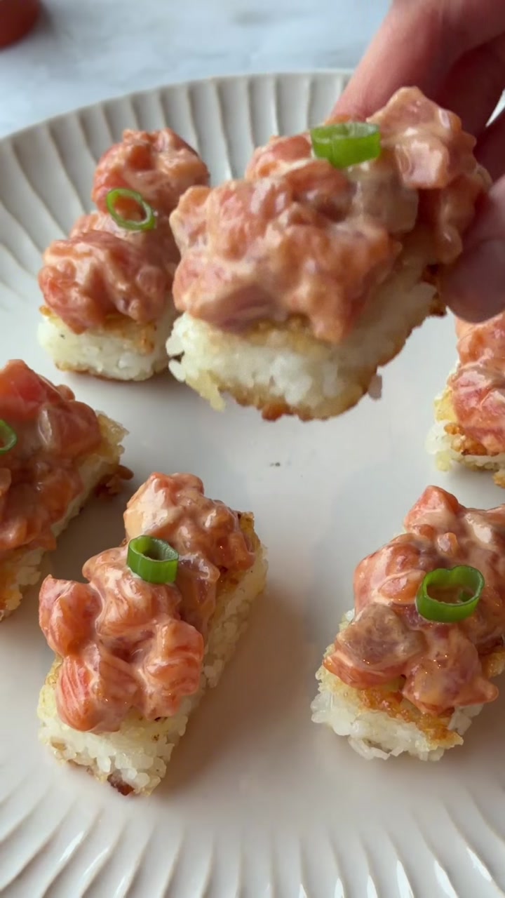 Crispy rice blokjes met spicy salmon en bosui