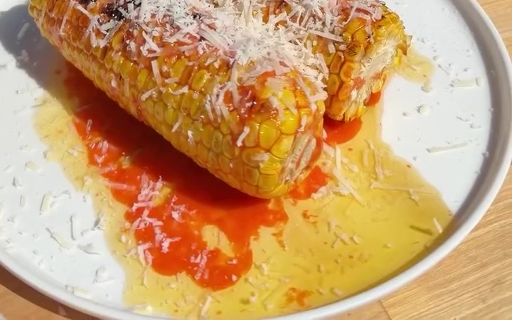Gegrilde maïskolven met chilli-hazelnootboter en Parmezaan