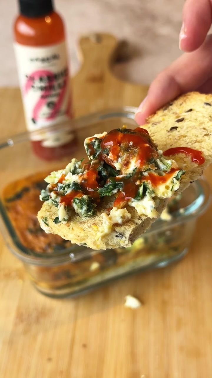Eitjes uit de oven met spinazie, feta en Classic Chilli Sauce op toast