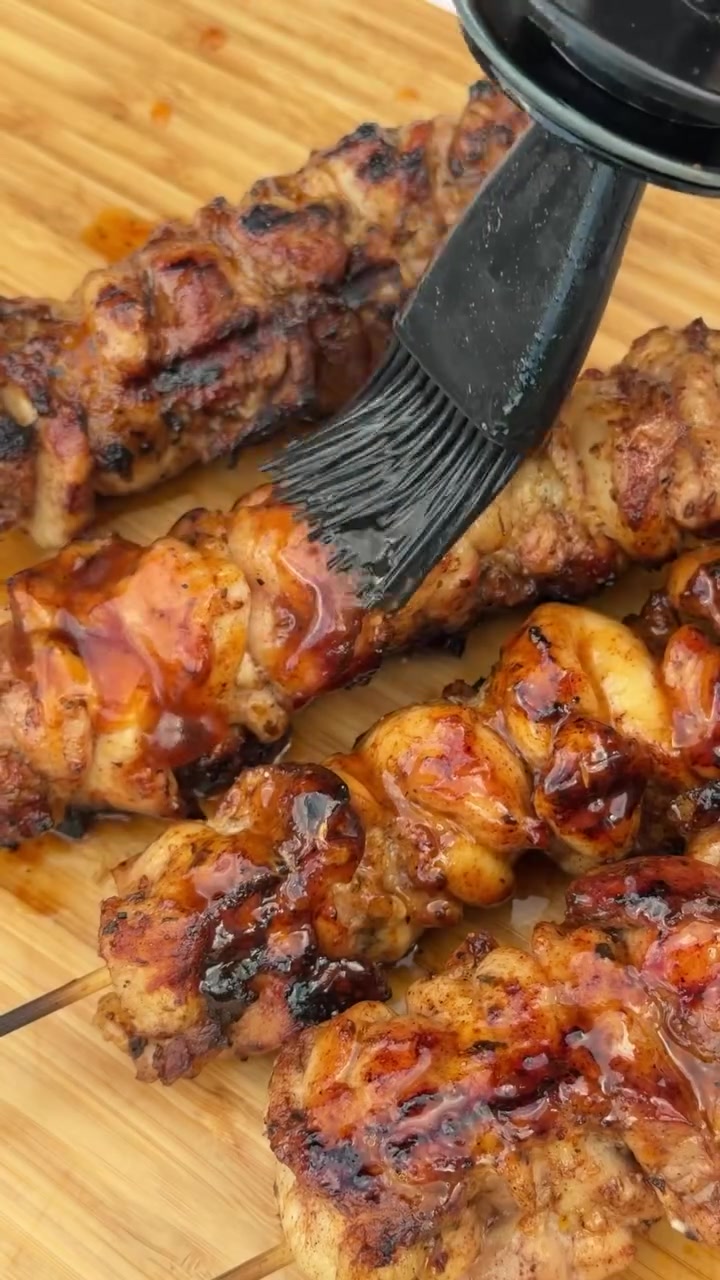 Gegrilde kipspiesjes gelakt met pittige honing en Rascal Smoky Chilli Sauce