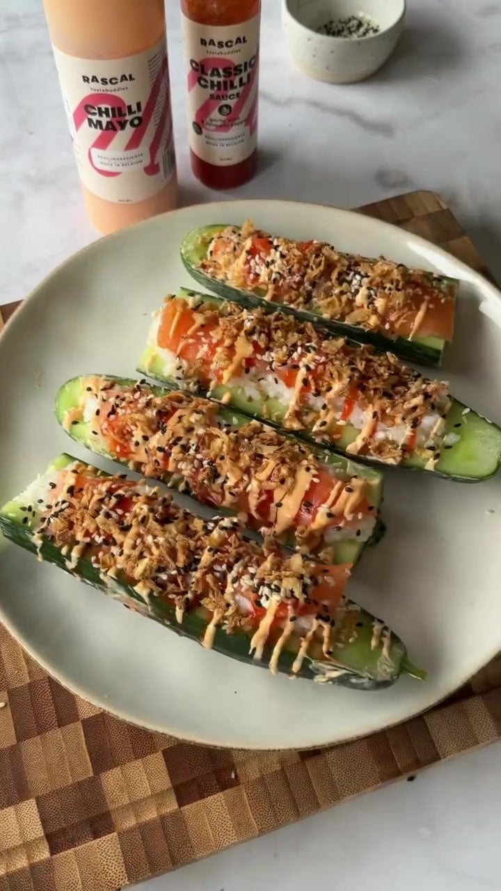 Komkommer-sushibootjes met gerookte zalm, Chilli Mayo en sesam