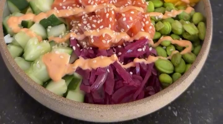 Poke bowl met zalm, Pickled Red Onion, edamame en Chilli Mayo