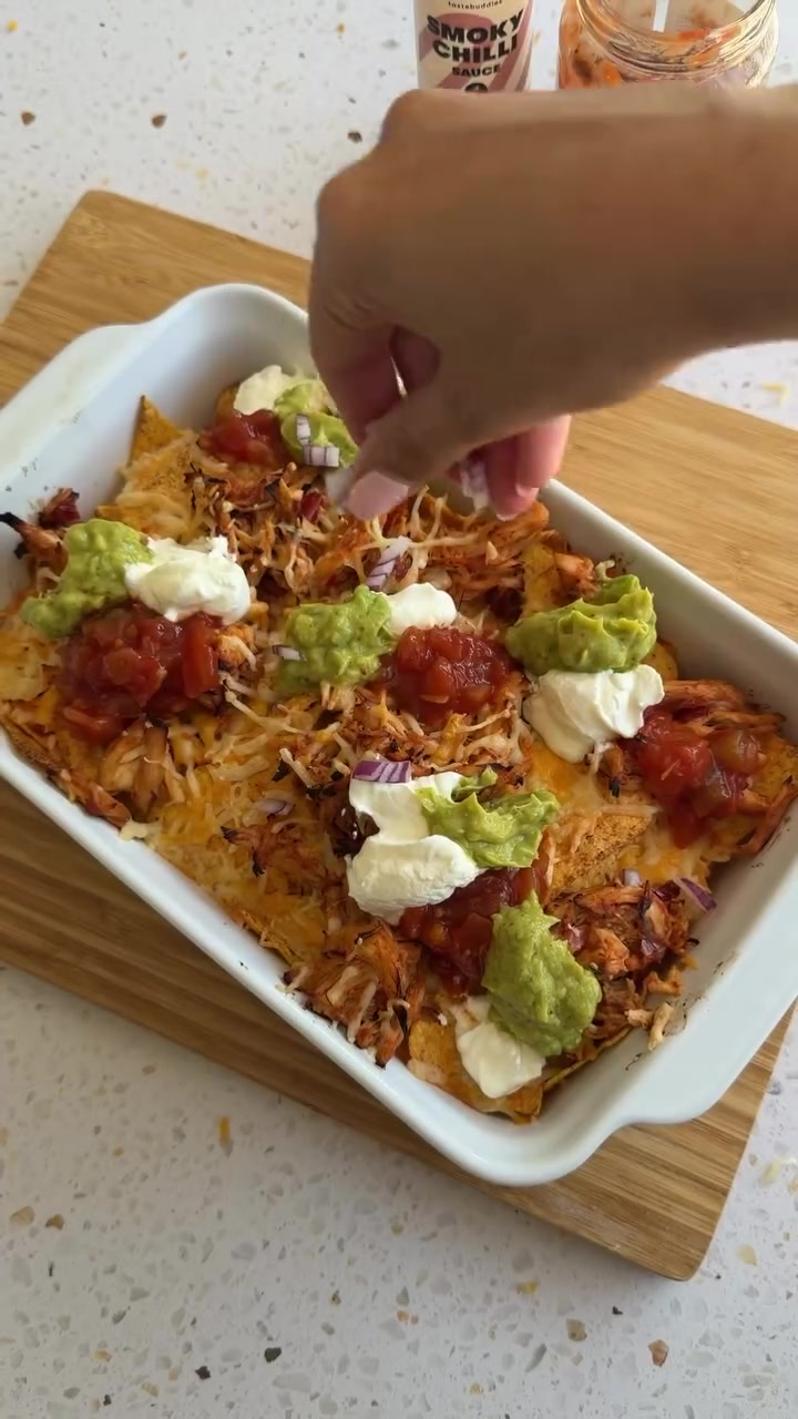 Pulled Salsa Chicken ovenschotel met Chunky Tomato Salsa, guacamole en zure room