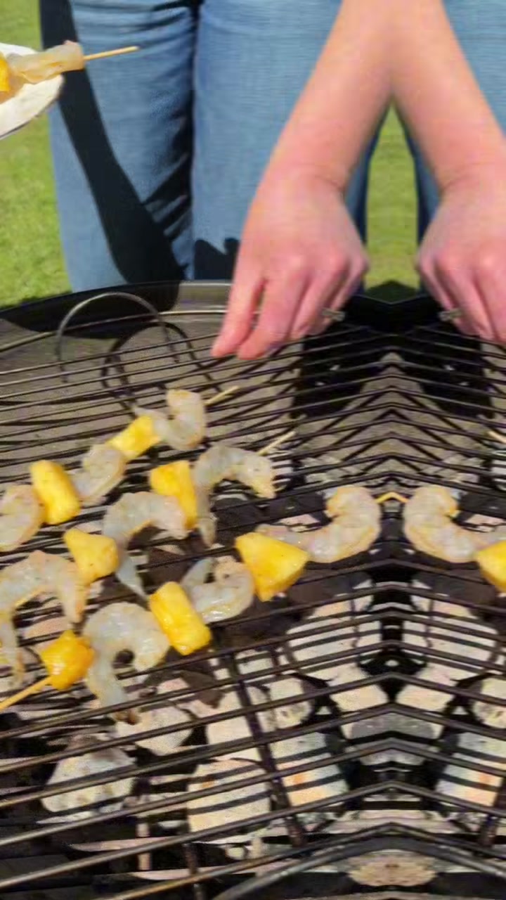 Scampi-ananasbrochettes op de barbecue