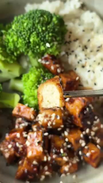Knapperige sesamtofu met Smoky Chilli, broccoli en rijst
