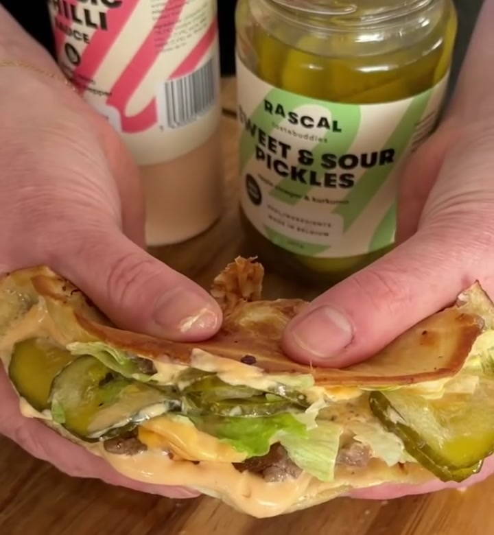 Smash burger taco met cheddar, Chilli Mayo en Sweet & Sour Pickles