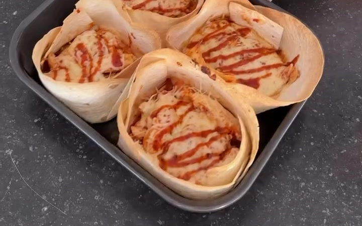 Tortilla bowls met kip, gesmolten kaas en Smoky Chilli Sauce