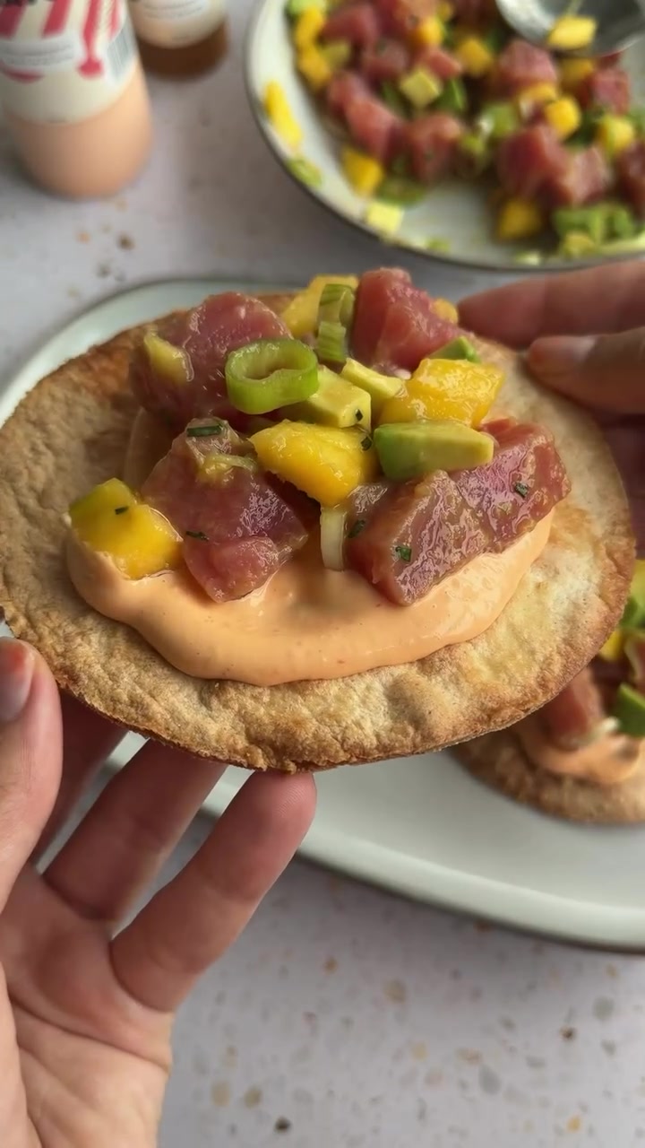 Tuna taco met verse tonijn, mango, avocado en Rascal Chilli Mayo